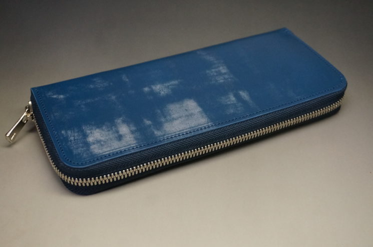 トーマスウエア社のブライドルレザーのブルーカラーのラウンドファスナー長財布の画像5
