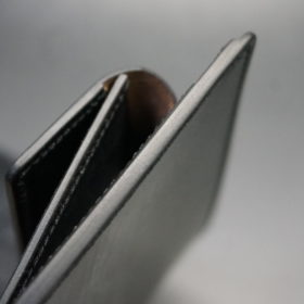 メトロポリタン社のブライドルレザーのブラックカラーの二つ折り財布（小銭入れ付き）の画像4