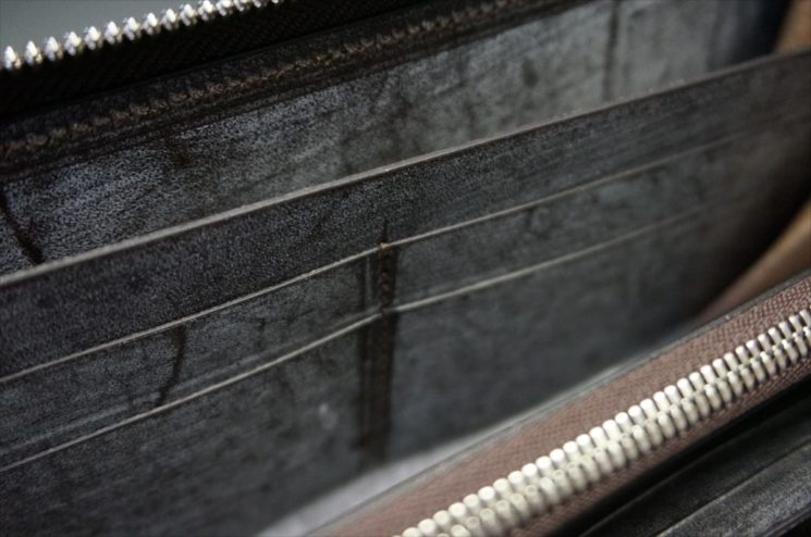 セドウィック社製ブライドルレザー（ベンズ部位）を使用したチョコカラーのラウンドファスナー長財布（シルバー色）11