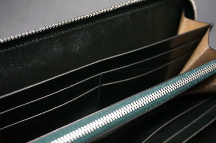新喜皮革社製オイルコードバンのグリーンを使用したラウンドファスナー長財布-11
