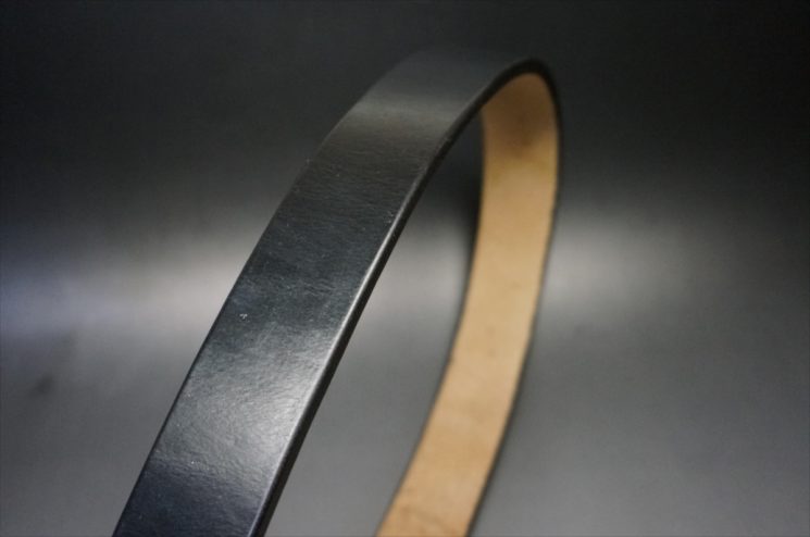 J.ベイカー社製ブライドルレザーのブラックのゴールドバックルのベルトのSSサイズの革の表面