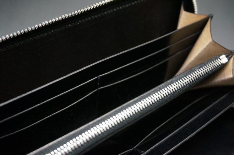 セドウィック社製ブライドルレザーのブラックカラーのラウンドファスナー長財布のひな壇