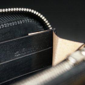 セドウィック社製ブライドルレザーのブラックカラーのラウンドファスナー長財布の塩原朋和の刻印