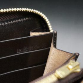 セドウィック社製ブライドルレザーのチョコカラーのラウンドファスナー長財布の塩原朋和の刻印