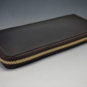 セドウィック社製ブライドルレザーのチョコカラーのラウンドファスナー長財布の外側平置き
