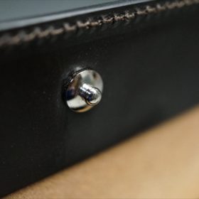 ホーウィン社製シェルコードバンのダークコニャックの二つ折り財布（ホックシルバー）-13