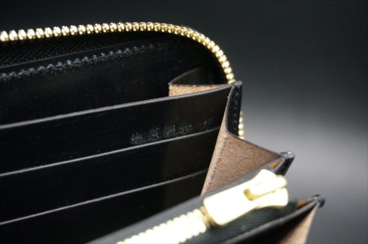 新喜皮革社製オイルコードバンのブラックカラーのラウンドファスナー長財布（ゴールド色）-1-16
