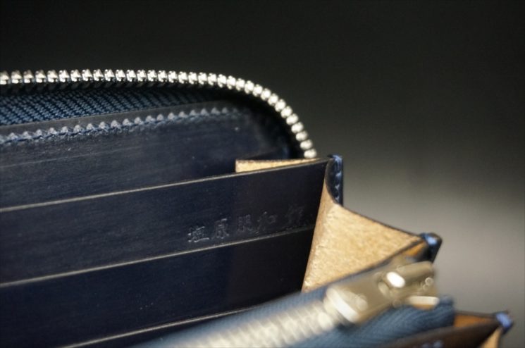 新喜皮革社製オイルコードバンのネイビーカラーのラウンドファスナー長財布（ファスナーシルバー）-14