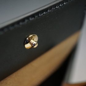 セドウィック社製ブライドルレザーのブラック色の二つ折り財布（ゴールド色）-1-12