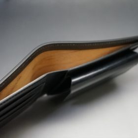新喜皮革社製蝋引き顔料仕上げコードバンのブラック色の二つ折り財布（ゴールド色）-1-5