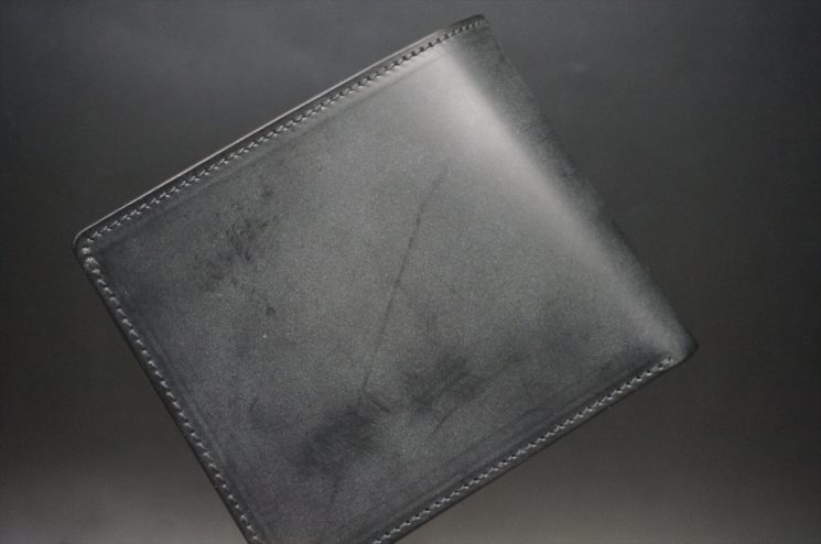 新喜皮革社製顔料仕上げ蝋引きコードバンのブラック色の二つ折り財布（小銭入れなし）-1-1