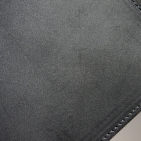 新喜皮革社製顔料仕上げ蝋引きコードバンのブラック色の二つ折り財布（小銭入れなし）-1-3