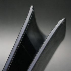 新喜皮革社製顔料仕上げ蝋引きコードバンのブラック色の二つ折り財布（小銭入れなし）-1-4