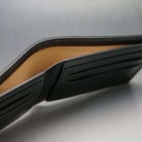 新喜皮革社製顔料仕上げ蝋引きコードバンのブラック色の二つ折り財布（小銭入れなし）-1-5
