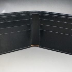 新喜皮革社製顔料仕上げ蝋引きコードバンのブラック色の二つ折り財布（小銭入れなし）-1-6