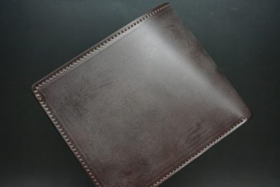 新喜皮革社製顔料仕上げ蝋引きコードバンのダークブラウン色の二つ折り財布（小銭入れなしタイプ）-1-1