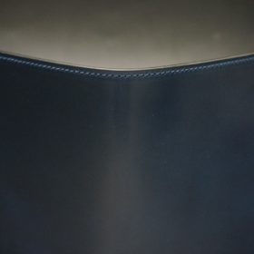 ロカド社製オイルコードバンのネイビー色の縦長二つ折り財布（ゴールド色）-1-3
