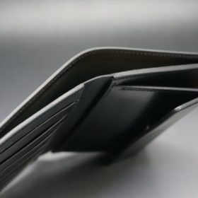 新喜皮革社製オイルコードバンのブラック色の縦長二つ折り財布（ゴールド色）-1-5