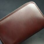 ホーウィンコードバンの希少カラーであるガーネット色を使用した極上財布
