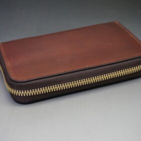 ゴールド色のファスナーを使用したラウンドファスナー財布