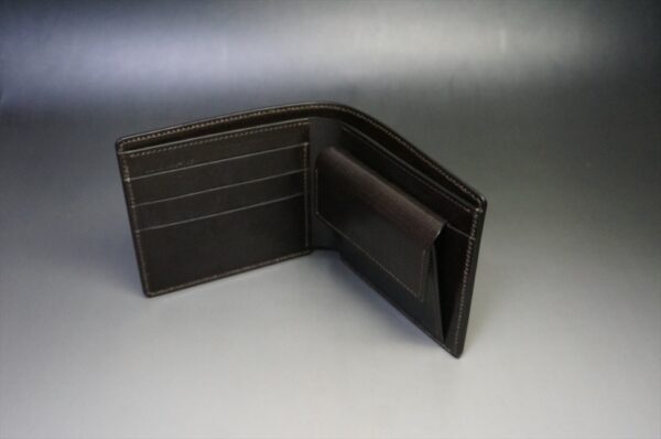伝統的なデザインの二つ折り財布