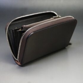 蓋を開いたラウンドファスナー財布の正面