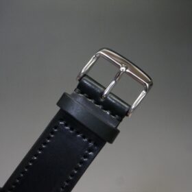 ブラック色の革ベルトに合わせたシルバー色の尾錠