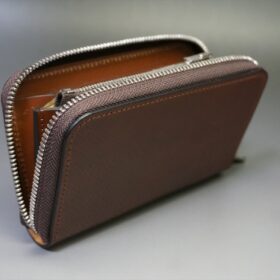 ファスナーを開いたラウンドファスナー財布の正面