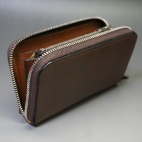 ファスナーを開いたラウンドファスナー財布の正面