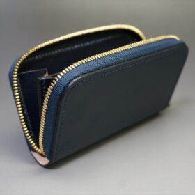 ファスナーの開いたミニ財布の正面