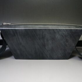 トライアングル型のショルダーバッグ