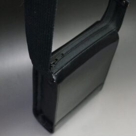 ブライドルレザー ショルダーバッグ(セドウィック社/ブラック色/天ファスナー15型/金具：ブラック色） - 画像 (3)