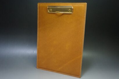 セドウィック社製ブライドルレザー（ヘーゼル色）の床革バインダー