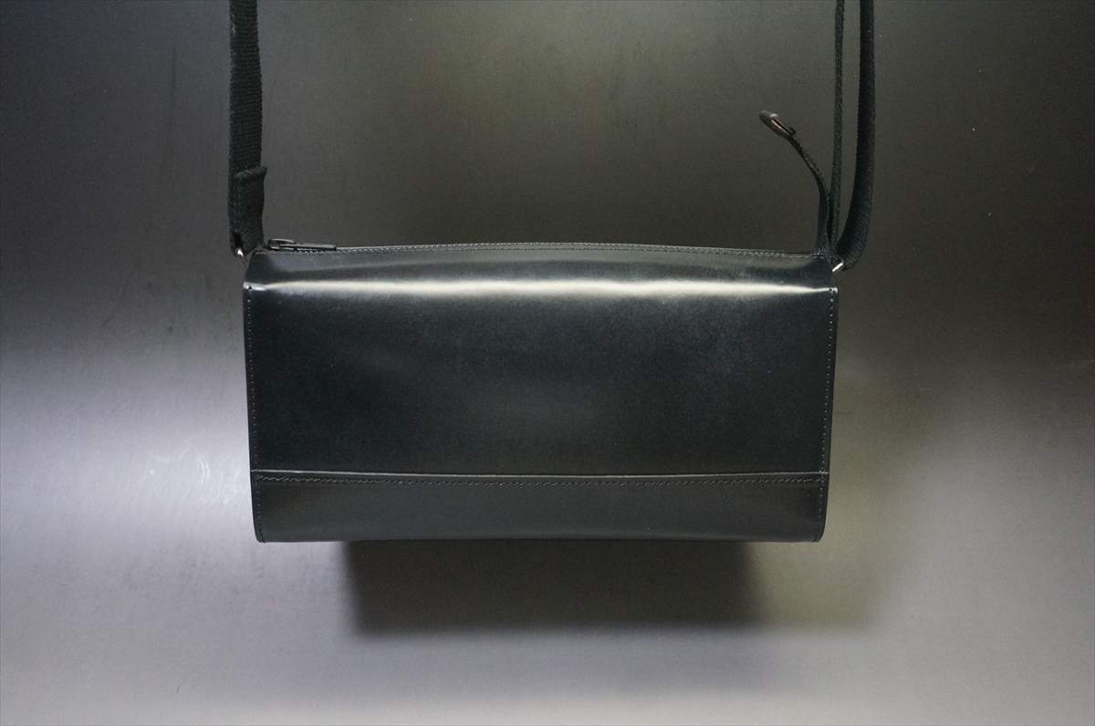 ブライドルレザー ショルダーバッグ(セドウィック社/ブラック色/横26cm×縦14cm規格) - 画像 (2)