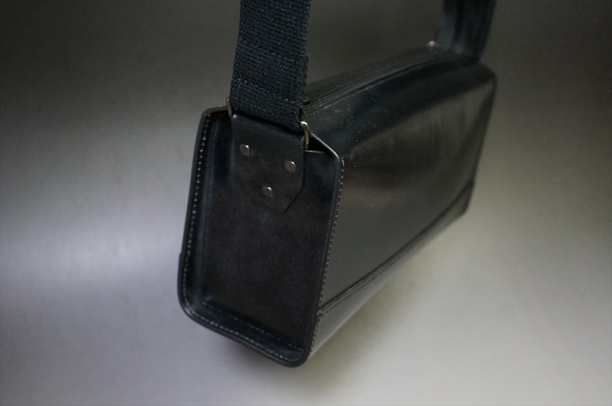 ブライドルレザー ショルダーバッグ(セドウィック社/ブラック色/横26cm×縦14cm規格) - 画像 (3)