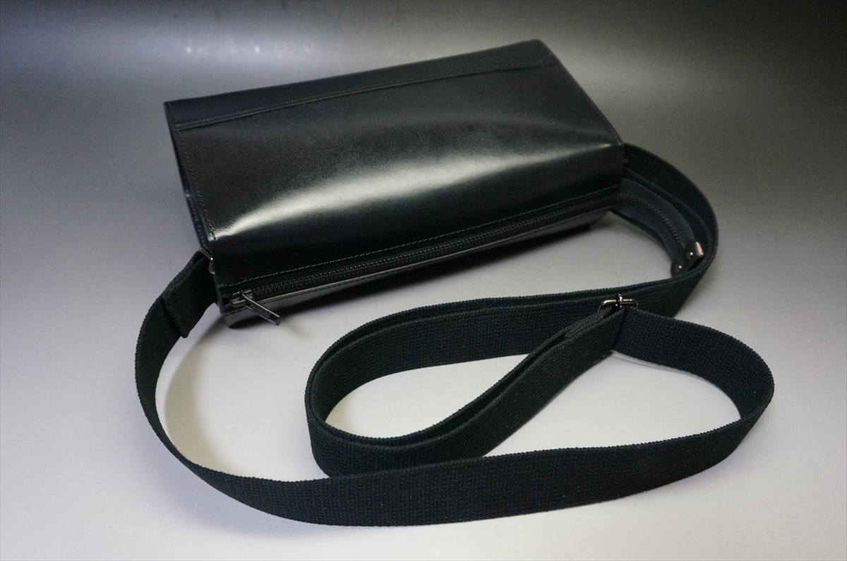 ブライドルレザー ショルダーバッグ(セドウィック社/ブラック色/横26cm×縦14cm規格) - 画像 (4)