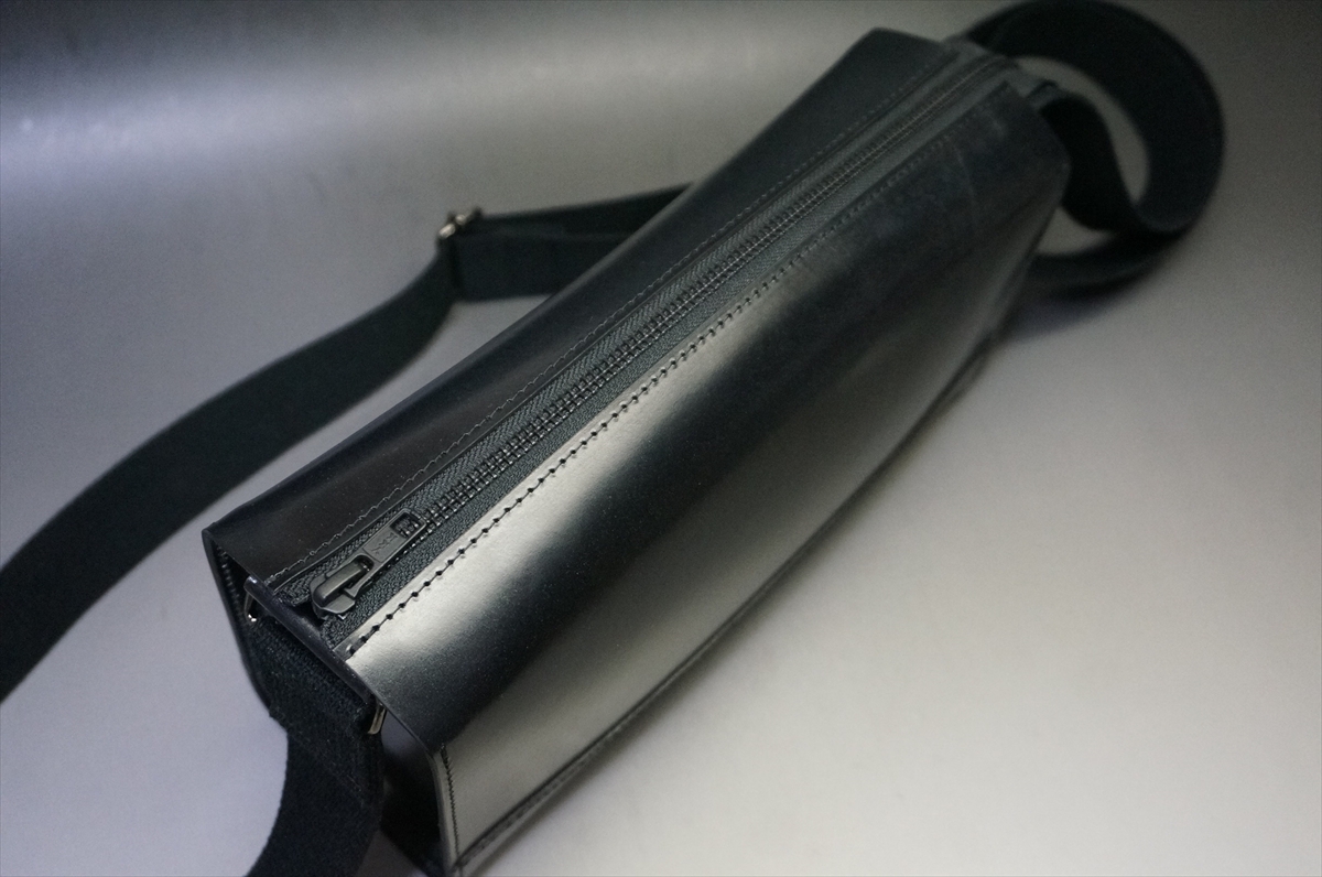 ブライドルレザー ショルダーバッグ(セドウィック社/ブラック色/横26cm×縦14cm規格) - 画像 (5)