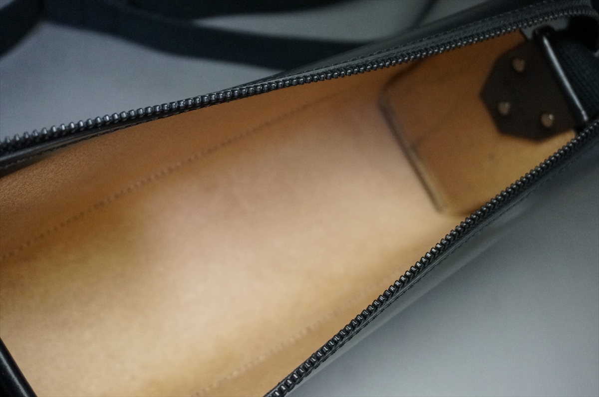 ブライドルレザー ショルダーバッグ(セドウィック社/ブラック色/横26cm×縦14cm規格) - 画像 (6)