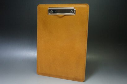 セドウィック社製ブライドルレザー(ヘーゼル色)の床革バインダー