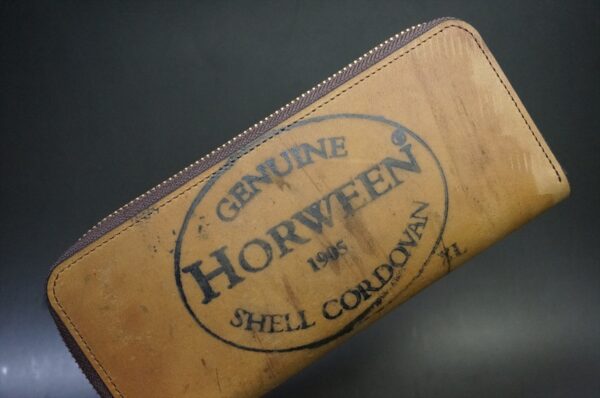 ホーウィンスタンプ面を前面に使用した長財布