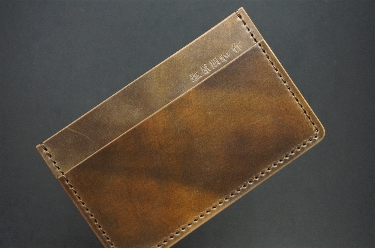 マーブルタイプのホーウィンコードバンを使用したカードケース