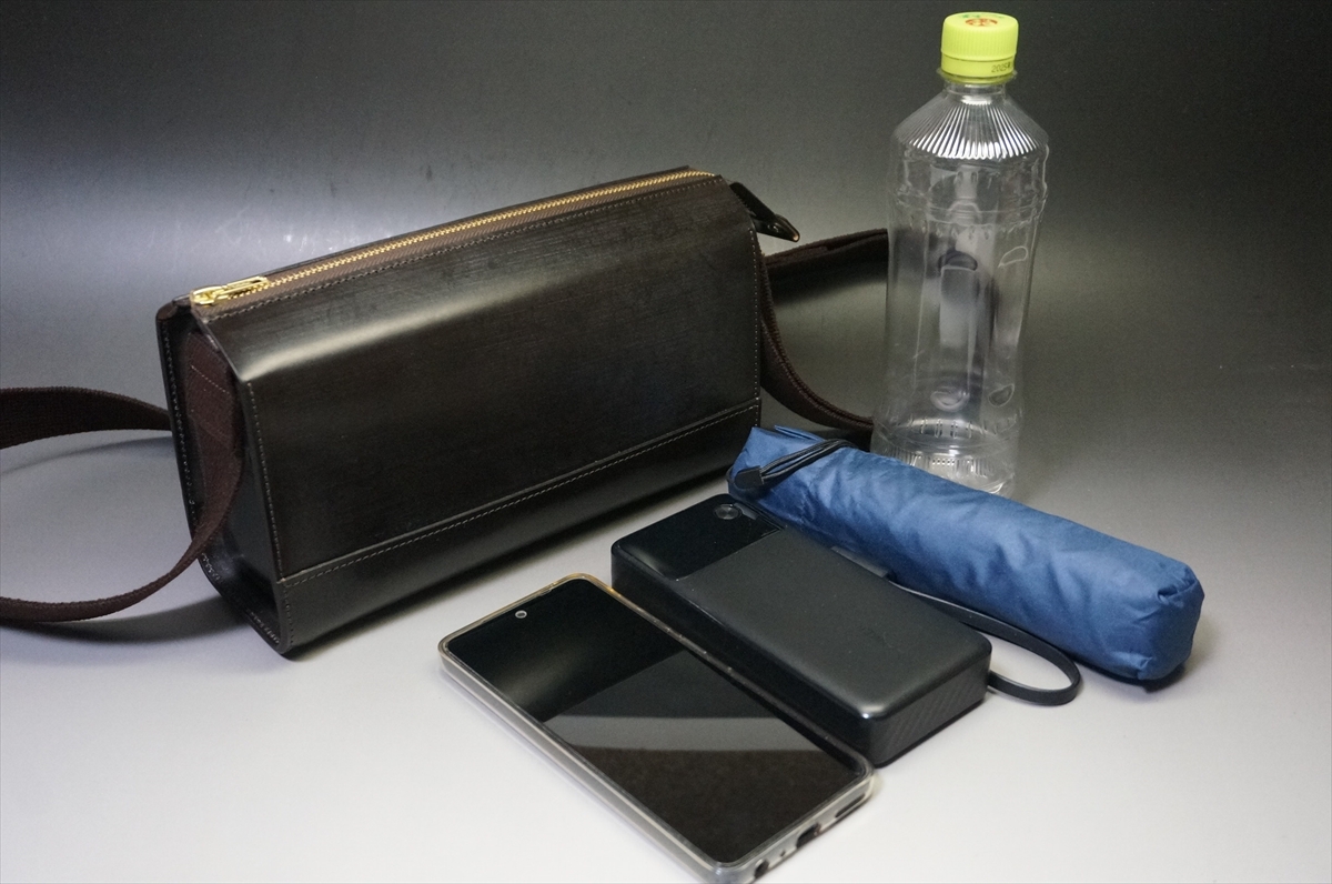 ショルダーバッグのご使用イメージ! スマートフォン、大容量バッテリー、折り畳み傘(長さ20cm)、ペットボトル(600ml)