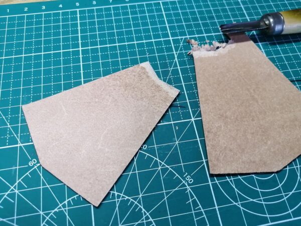 段差がなくなるように彫刻刀で斜め漉き加工をする様子